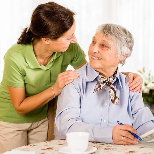 Betreuerin kümmert sich um eine ältere Damen